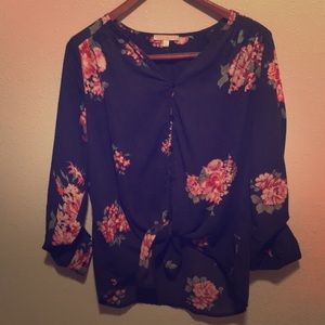 Pretty floral top by Skies Are Blue! ❤️